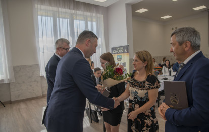 Uroczysta Sesja Rady Gminy - wręczenie nagród dla wyróżniających się uczniów Uroczysta Sesja Rady Gminy - wręczenie nagród dla wyróżniających się uczniów
