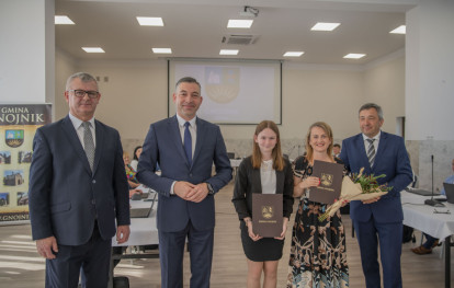 Uroczysta Sesja Rady Gminy - wręczenie nagród dla wyróżniających się uczniów Uroczysta Sesja Rady Gminy - wręczenie nagród dla wyróżniających się uczniów