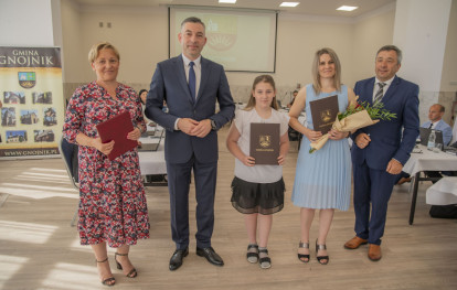 Uroczysta Sesja Rady Gminy - wręczenie nagród dla wyróżniających się uczniów Uroczysta Sesja Rady Gminy - wręczenie nagród dla wyróżniających się uczniów