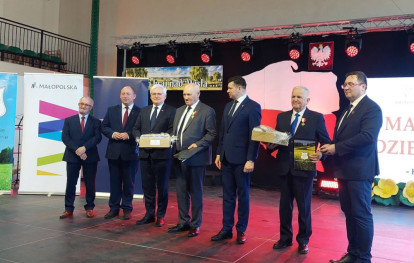 Sołtys Uszwi uhonorowany Złotą Odznaką Honorową Województwa Małopolskiego Sołtys Uszwi uhonorowany Złotą Odznaką Honorową Województwa Małopolskiego