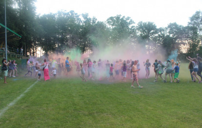 Festiwal kolorów na stadionie w Gnojniku