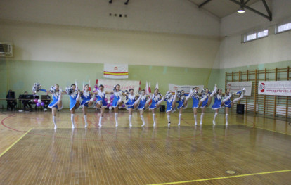 Zawody cheerleaders na hali sportowej w Gnojniku